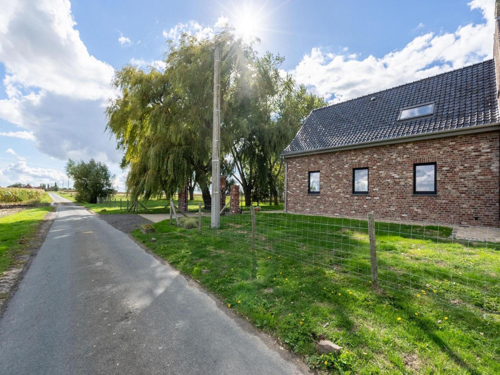 Spacious Holiday Home With Pond In Poperinge Roesbrugge-Haringe Exteriér fotografie