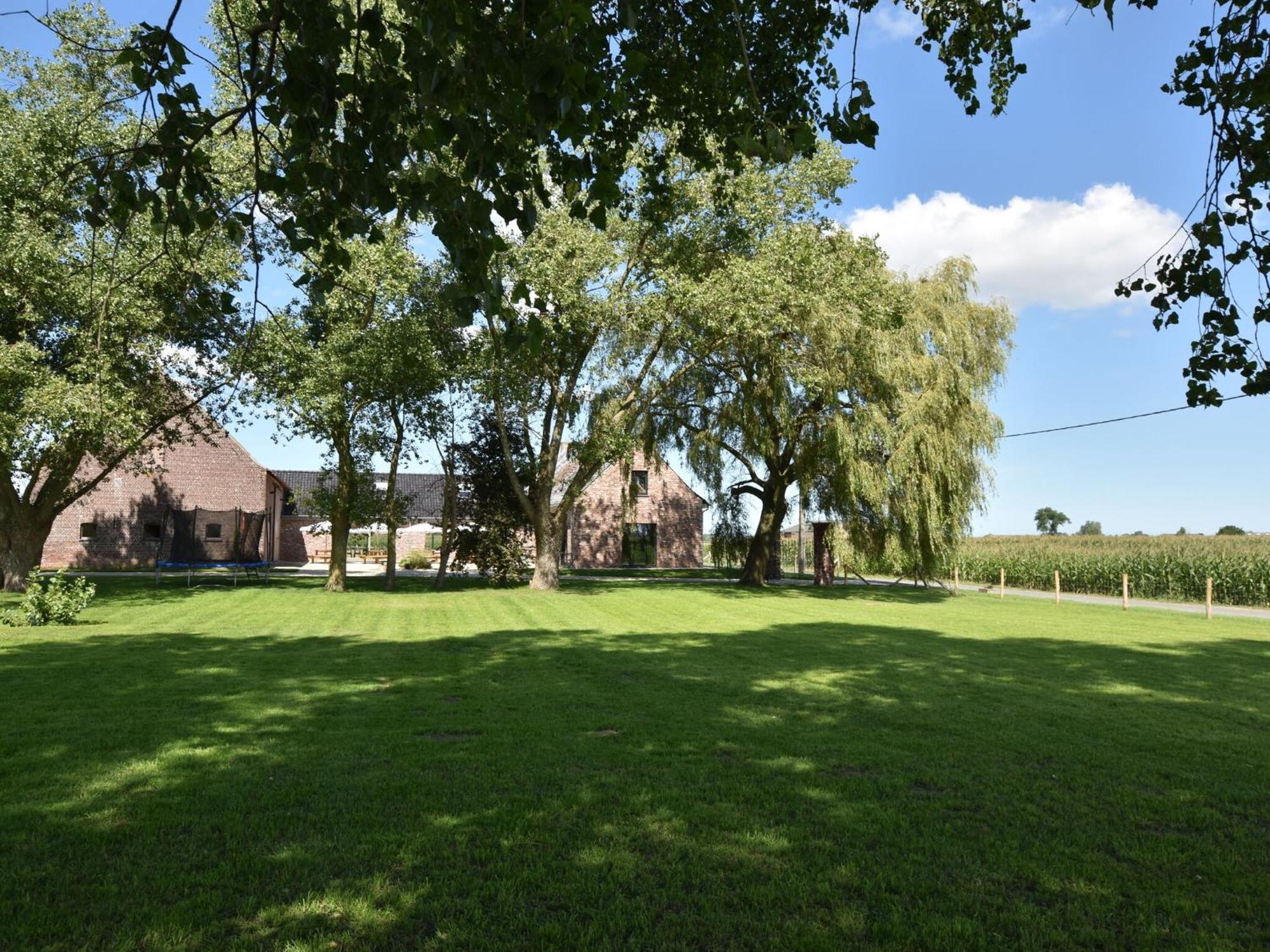 Spacious Holiday Home With Pond In Poperinge Roesbrugge-Haringe Exteriér fotografie