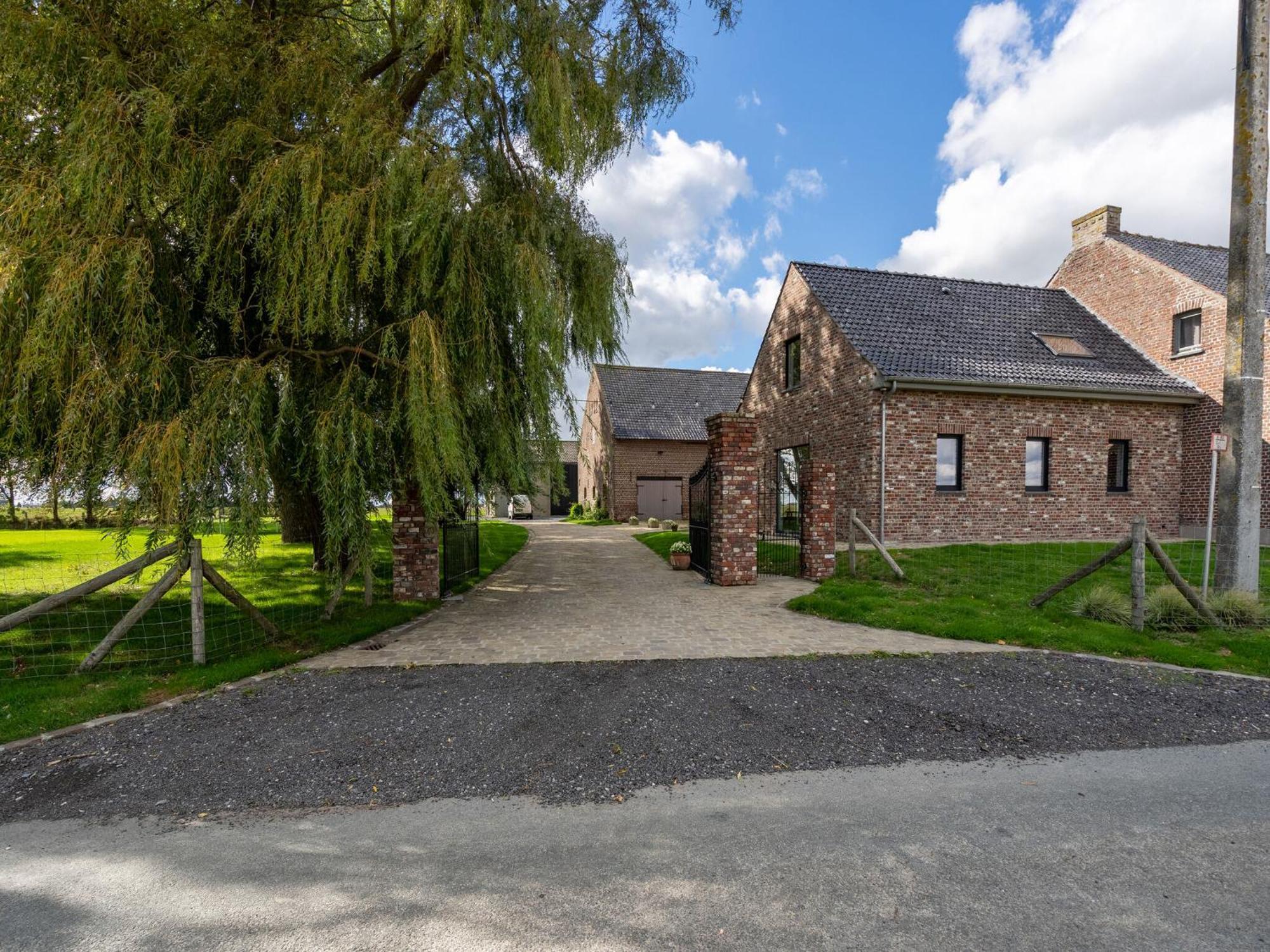 Spacious Holiday Home With Pond In Poperinge Roesbrugge-Haringe Exteriér fotografie