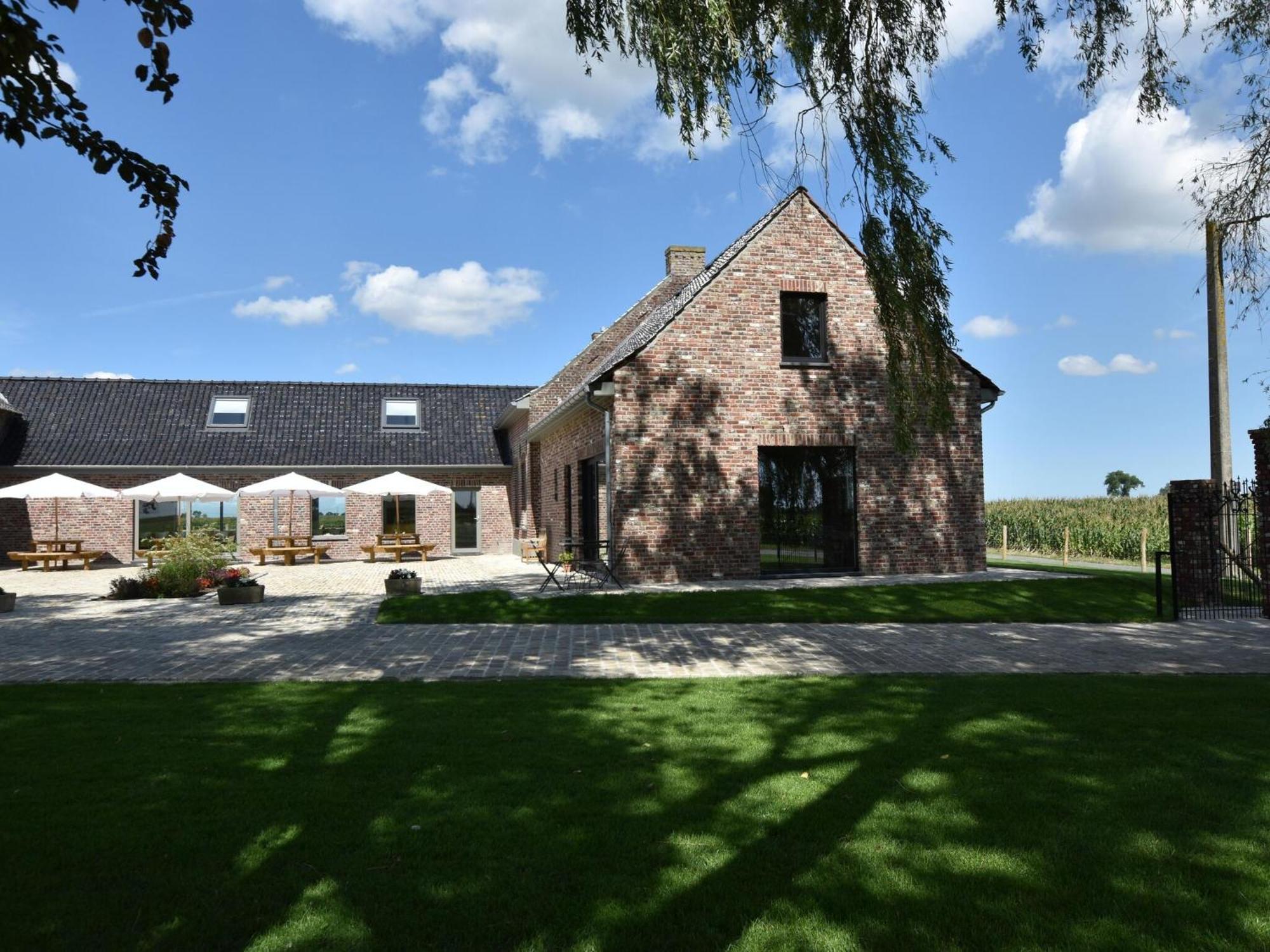 Spacious Holiday Home With Pond In Poperinge Roesbrugge-Haringe Exteriér fotografie